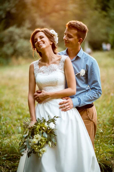 Braut und Bräutigam umarmen sich bei der Hochzeit. — Stockfoto