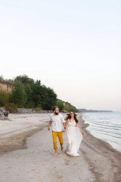 Plaża podróż poślubną para całowanie i przytulanie na piaszczystej plaży — Zdjęcie stockowe