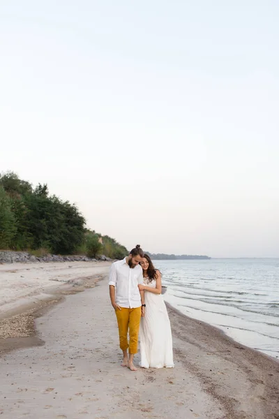 Plaża podróż poślubną para całowanie i przytulanie na piaszczystej plaży — Zdjęcie stockowe