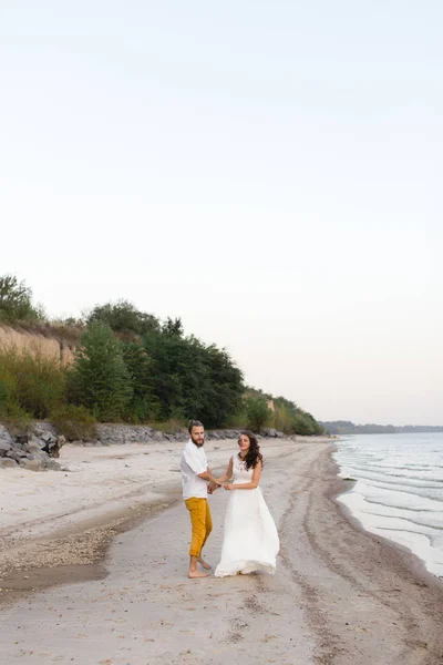 Plaża podróż poślubną para całowanie i przytulanie na piaszczystej plaży — Zdjęcie stockowe