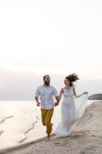 Plaża podróż poślubną para całowanie i przytulanie na piaszczystej plaży — Zdjęcie stockowe