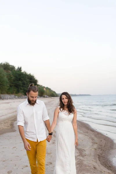 Пляжний медовий місяць пара цілується і обіймається на пляжі з білим піском — стокове фото