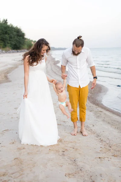 Joven hermosa familia con un niño — Foto de Stock