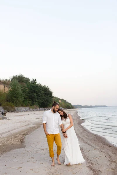 Strand Flitterwochen Paar küsst und umarmt sich am weißen Sandstrand — Stockfoto