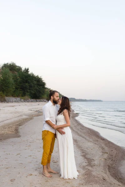 Praia lua de mel casal beijando e abraçando na praia de areia branca — Fotografia de Stock