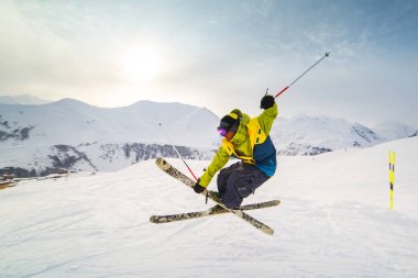 taze kar kayak pisti üzerinde üzerinde güneşli kış gününde Gürcistan'daki Kayak merkezinde kayak kayakçı