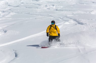 Erkek snowboard kayak pisti üzerinde taze kar üzerinde kayak merkezi Gürcistan'daki güneşli kış gününde snowboard.