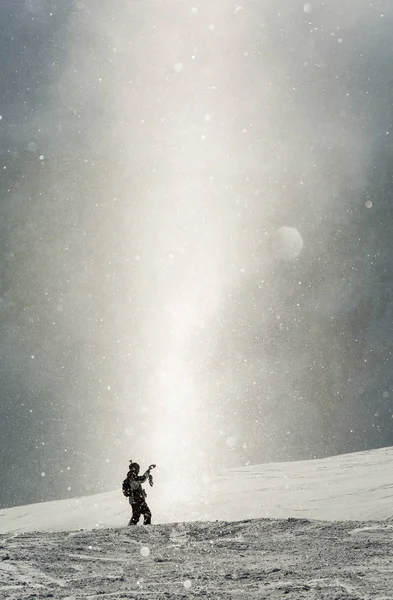 Сноубордистка на свежем белом снегу с горнолыжным склоном в солнечный зимний день — стоковое фото