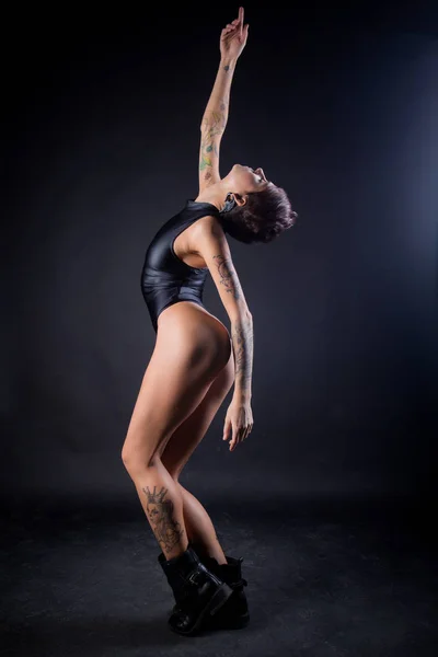 Donna bruna sexy in posa in lingerie elegante. Ragazza con corpo perfetto e tatuaggio — Foto Stock