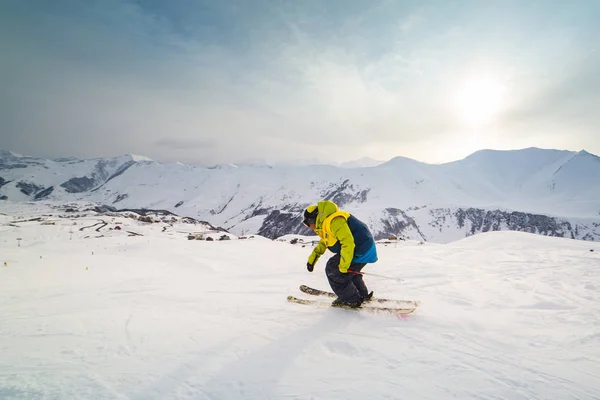 Skiër skiën op verse sneeuw op de skipiste op zonnige winterdag in het ski-oord in Georgië Rechtenvrije Stockfoto's