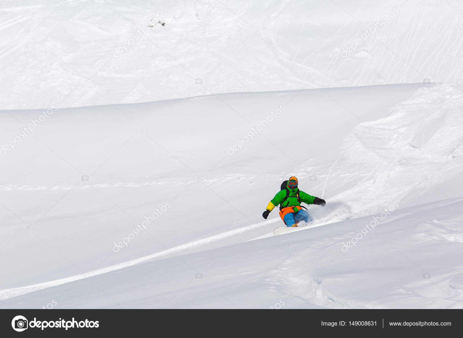 snowboarder, snowboarding en la nieve en pista de esquí en día de