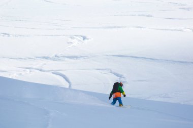 taze kar kayak pisti üzerinde üzerinde güneşli kış gününde Gürcistan'daki Kayak merkezinde Snowboard Snowboard