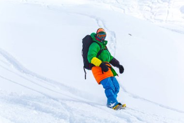 taze kar kayak pisti üzerinde üzerinde güneşli kış gününde Gürcistan'daki Kayak merkezinde Snowboard Snowboard