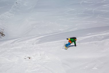 taze kar kayak pisti üzerinde üzerinde güneşli kış gününde Gürcistan'daki Kayak merkezinde Snowboard Snowboard