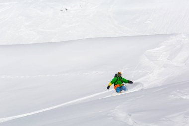 taze kar kayak pisti üzerinde üzerinde güneşli kış gününde Gürcistan'daki Kayak merkezinde Snowboard Snowboard