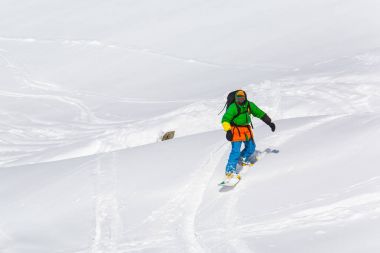 taze kar kayak pisti üzerinde üzerinde güneşli kış gününde Gürcistan'daki Kayak merkezinde Snowboard Snowboard
