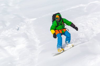 taze kar kayak pisti üzerinde üzerinde güneşli kış gününde Gürcistan'daki Kayak merkezinde Snowboard Snowboard