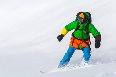 taze kar kayak pisti üzerinde üzerinde güneşli kış gününde Gürcistan'daki Kayak merkezinde Snowboard Snowboard