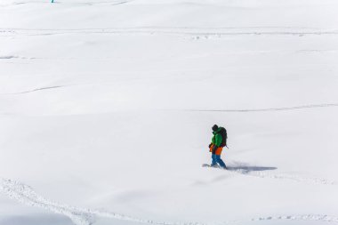 taze kar kayak pisti üzerinde üzerinde güneşli kış gününde Gürcistan'daki Kayak merkezinde Snowboard Snowboard