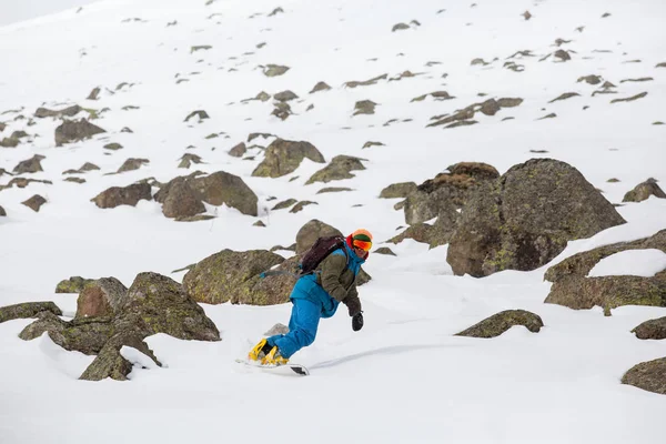 Snowboarder snowboard en nieve fresca en pista de esquí el soleado día de invierno en la estación de esquí de Georgia —  Fotos de Stock