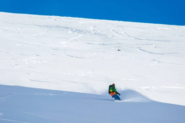 Snowboarder σνόουμπορντ στο φρέσκο χιόνι στην πίστα σκι, ηλιόλουστη χειμερινή ημέρα στο χιονοδρομικό κέντρο στη γεωργία — Φωτογραφία Αρχείου