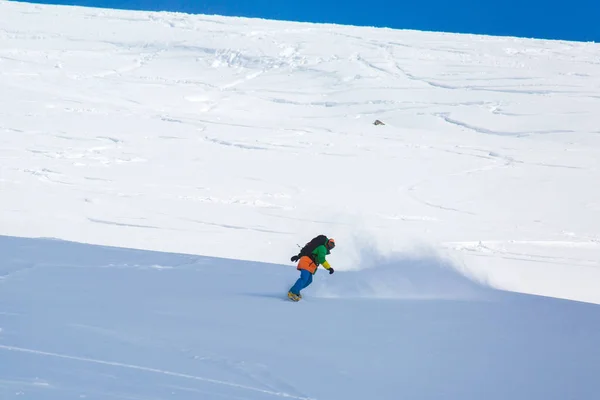 晴れた冬の日にジョージアにあるスキー リゾートでスキー斜面新雪でスノーボードのスノーボーダー — ストック写真