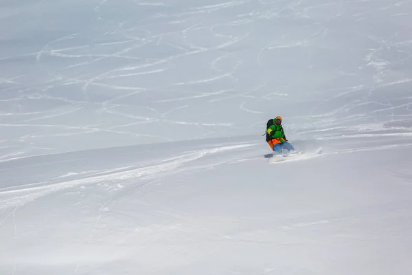 Snowboarder Snowboard auf Neuschnee auf der Skipiste am sonnigen Wintertag im Skigebiet in Georgien — Stockfoto