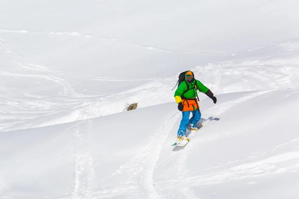 Snowboarder snowboard en nieve fresca en pista de esquí el soleado día de invierno en la estación de esquí de Georgia —  Fotos de Stock