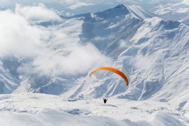 Güneşli kış gününde kayak pisti ile taze beyaz kar