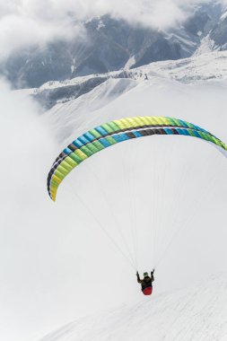 Güneşli kış gününde kayak pisti ile taze beyaz kar
