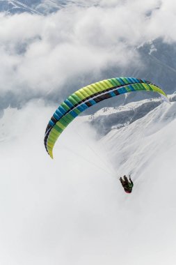 Güneşli kış gününde kayak pisti ile taze beyaz kar