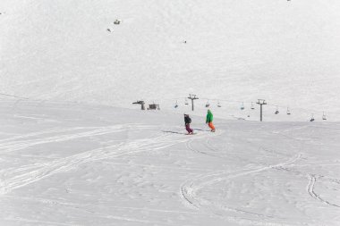Güneşli kış gününde kayak pisti ile taze beyaz kar