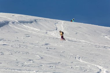 taze beyaz karda kayak pisti ile güneşli kış gününde snowboard kadınlar snowboarder