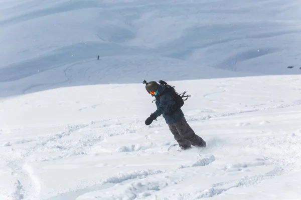 Neuschnee mit Skipiste an sonnigen Wintertagen — Stockfoto