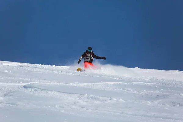 Nieve blanca fresca con pista de esquí en el soleado día de invierno —  Fotos de Stock