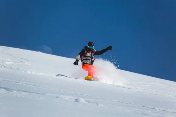 晴れた冬の日のスキー斜面と新鮮な白い雪 — ストック写真