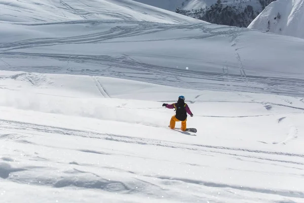 Φρέσκο χιόνι λευκό με σκι πλαγιά σε ηλιόλουστη χειμωνιάτικη ημέρα — Φωτογραφία Αρχείου