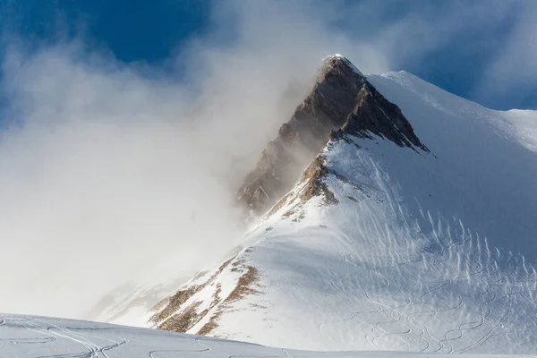 Nieve blanca fresca con pista de esquí en el soleado día de invierno —  Fotos de Stock