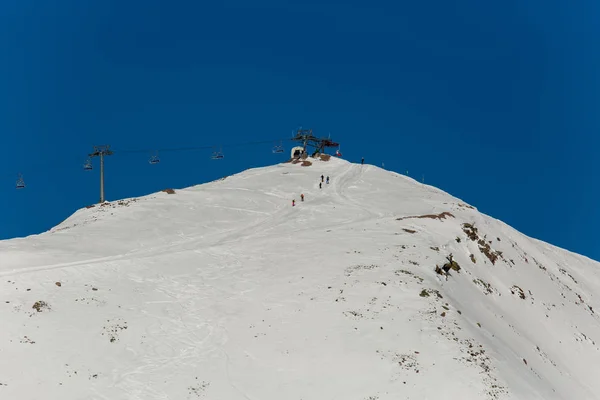 Neve branca fresca com declive de esqui no dia de inverno ensolarado — Fotografia de Stock