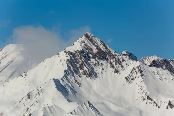 Verse witte sneeuw met skipiste op zonnige winterdag — Stockfoto