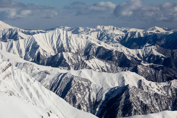 Nieve blanca fresca con pista de esquí en el soleado día de invierno —  Fotos de Stock