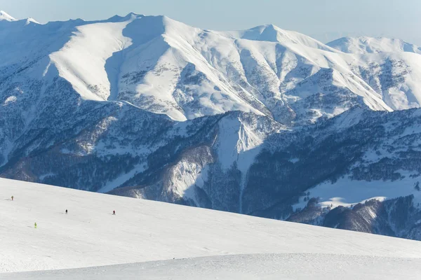 Nieve blanca fresca con pista de esquí en el soleado día de invierno —  Fotos de Stock