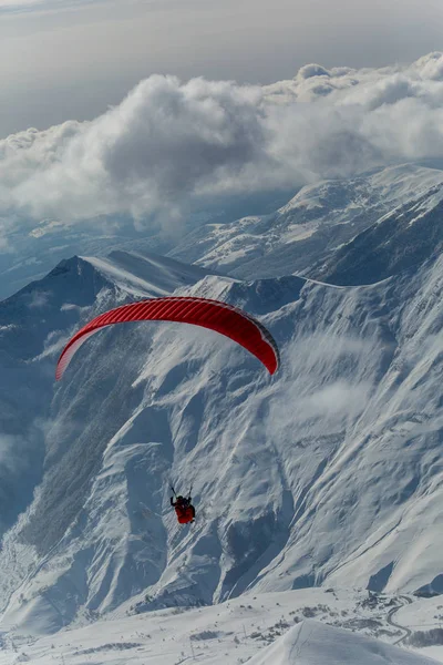 Nieve blanca fresca con pista de esquí en el soleado día de invierno —  Fotos de Stock