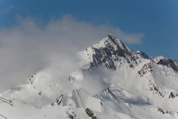 Güneşli kış gününde kayak pisti ile taze beyaz kar — Stok fotoğraf