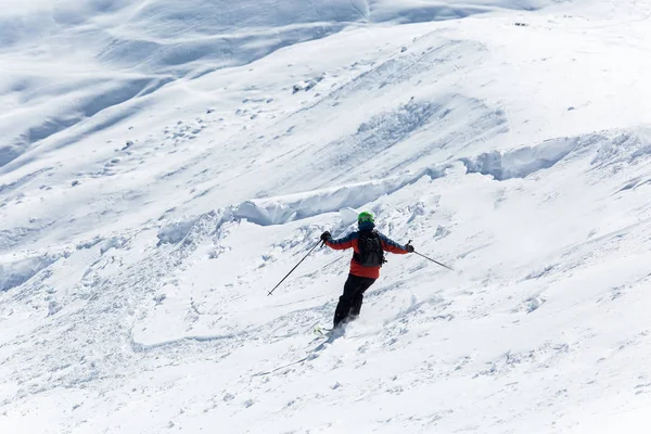 Neige blanche fraîche avec piste de ski le jour ensoleillé d'hiver — Photo