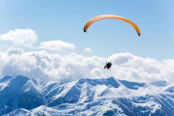 Fresh white snow with ski slope on Sunny winter day — Stock Photo, Image