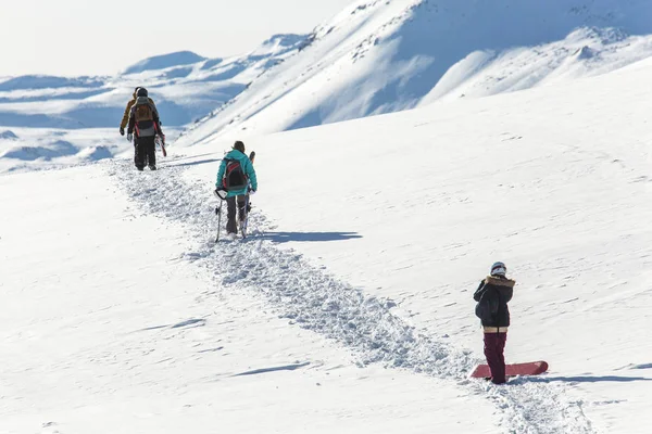 Φρέσκο χιόνι λευκό με σκι πλαγιά σε ηλιόλουστη χειμωνιάτικη ημέρα — Φωτογραφία Αρχείου