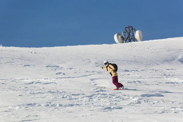 Snowboard mulheres snowboard na neve branca fresca com pista de esqui no dia ensolarado de inverno — Fotografia de Stock