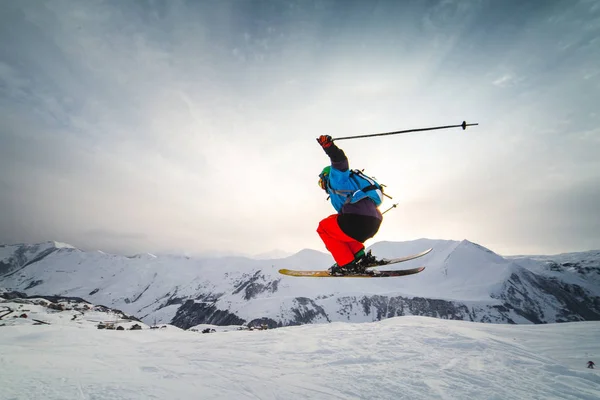 Nieve blanca fresca con pista de esquí en el soleado día de invierno Imágenes de stock libres de derechos