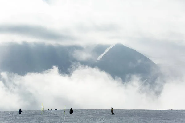 晴れた冬の日のスキー斜面と新鮮な白い雪 ロイヤリティフリーのストック画像